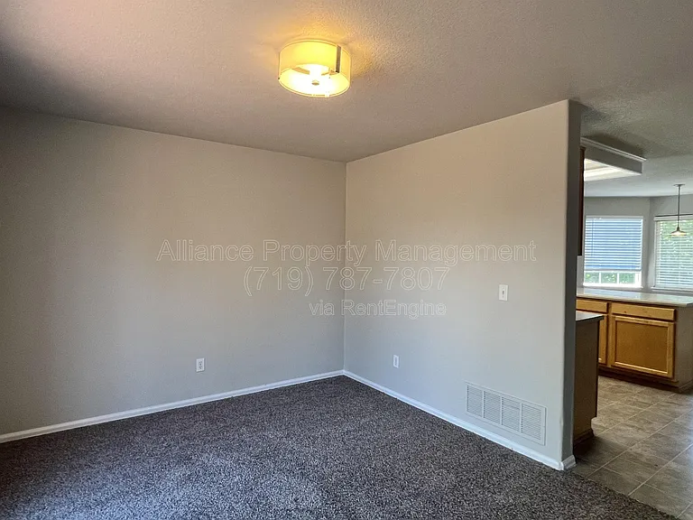 5671 Vermillion Bluffs Dr — Photo 7