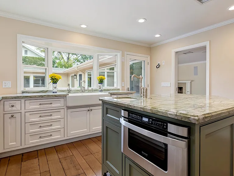 4211 Toluca Lake Ave — Photo 19