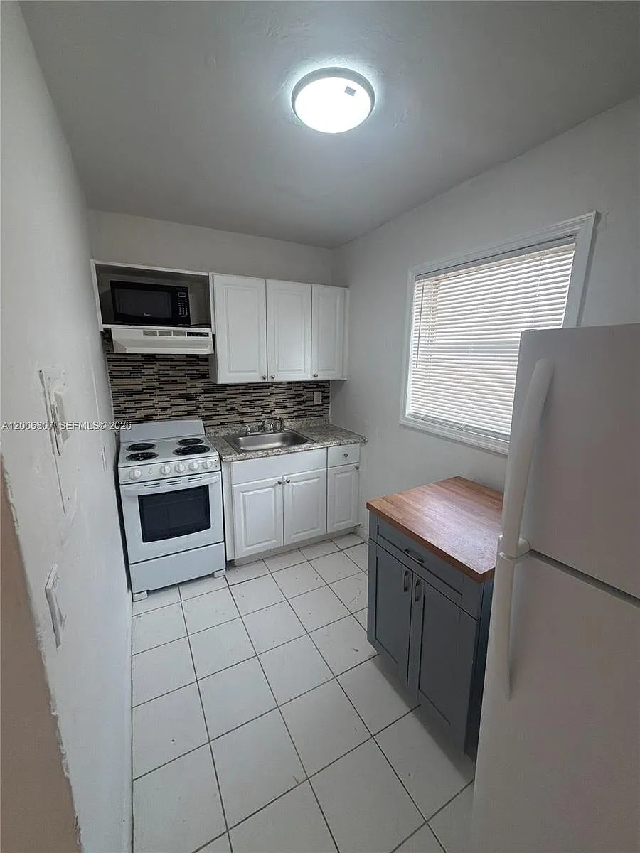 Building Photo - 3669 Thomas Ave #10