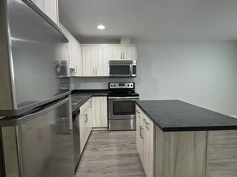 1530 Logan Ave — Photo 2