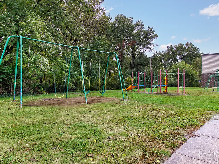 Crossroads Village Apartments — Photo 5