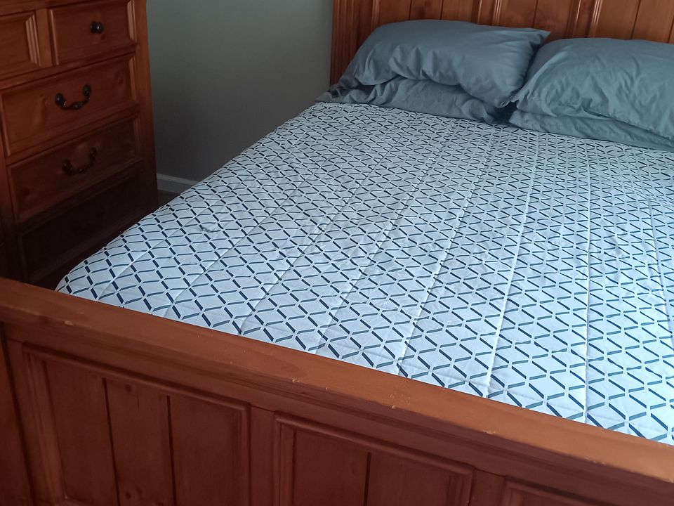 Private room
house
share bath
w/d in unit
furnished
plenty parking
no smoking
air conditioning & heat
 nice, clean, quiet and spacious place to call home.