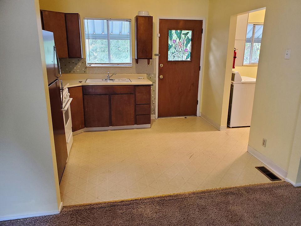 2nd image of 737 Washington St APT A