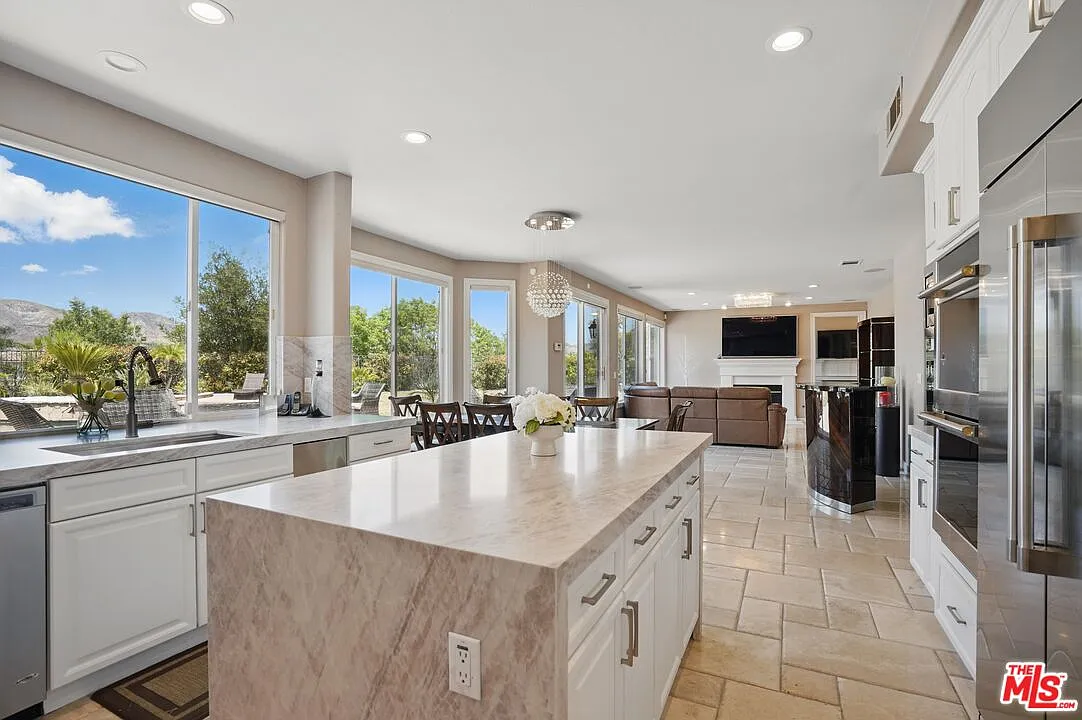 5 bed, 4.5 bath, 3795 sqft, $12,500 — Photo 3
