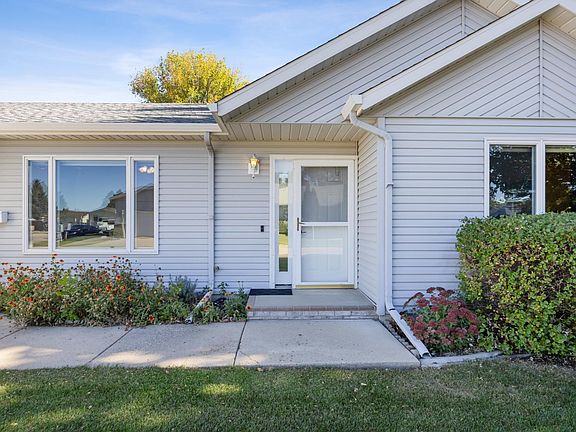 3rd image of 1221 Cedar Way E