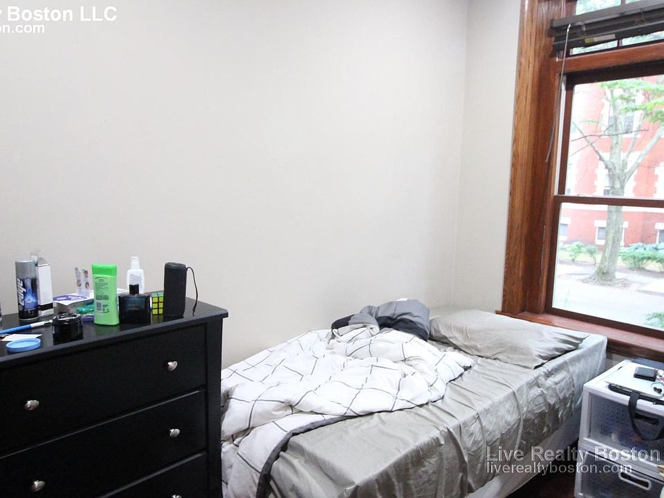 2nd image of 9 Strathmore Rd APT 4F