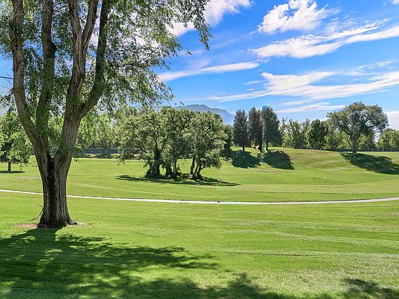 5th image of 105 E Country Club Dr