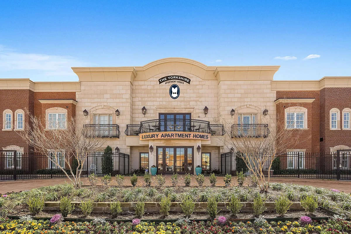 Photo 1 of 31 - Yorkshire Apartment Homes - Richardson, TX Primary Photo - Yorkshire Apartment Homes