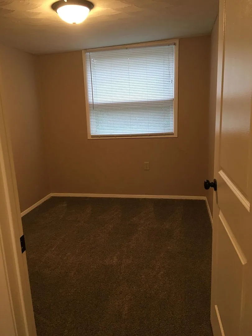 504 Clark St Apartment — Photo 3
