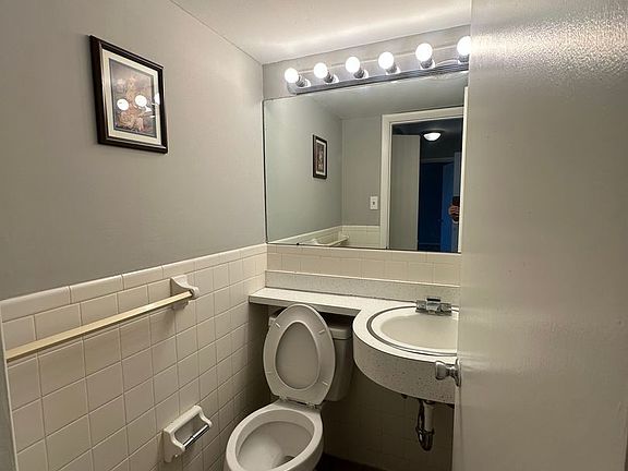 5th image of 300-315 Moundale Ct #308