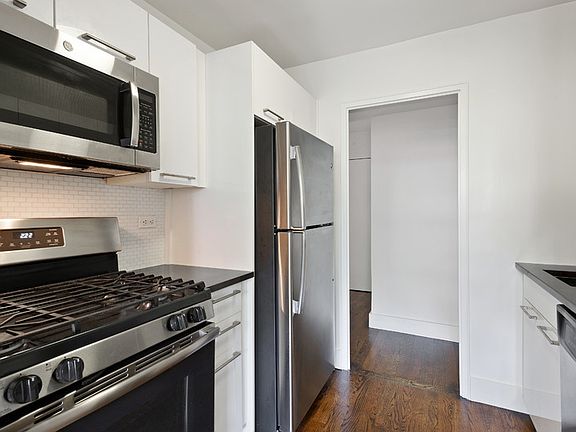 3rd image of 220 E 63rd St APT 2G
