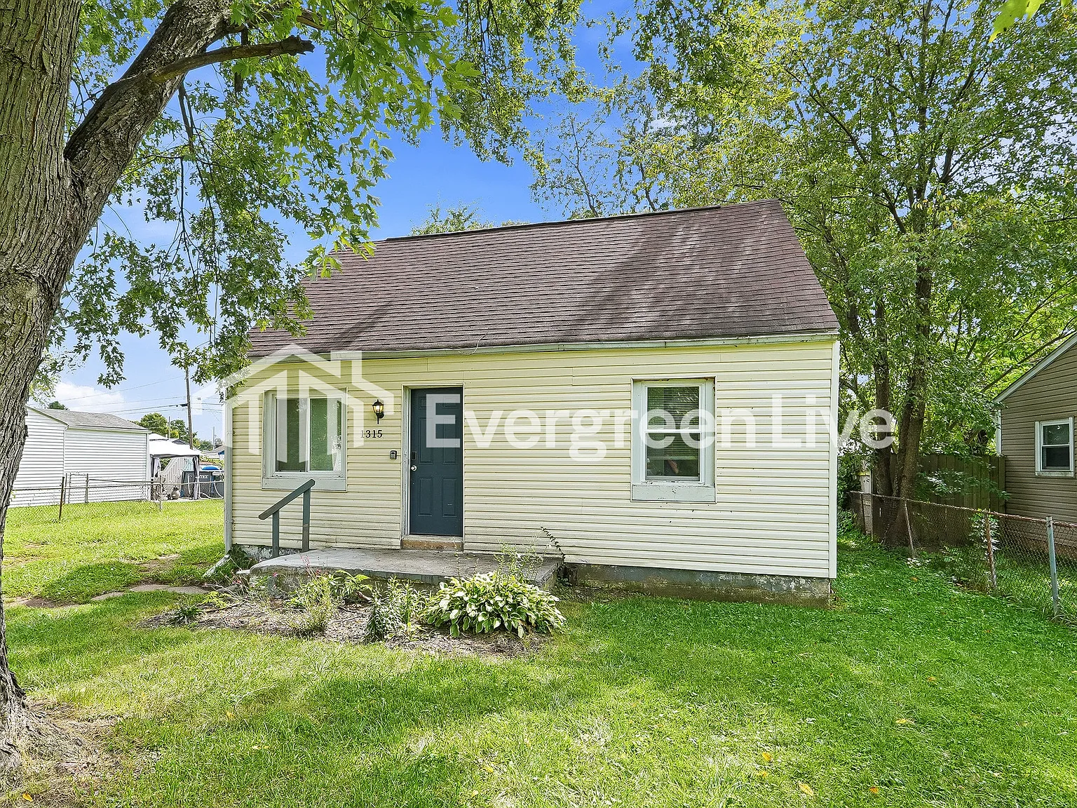 2 bed, 1.0 bath, 774 sqft, $1,145 — Photo 2