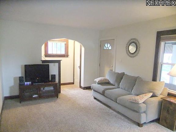 3rd image of 923 Sackett Ave