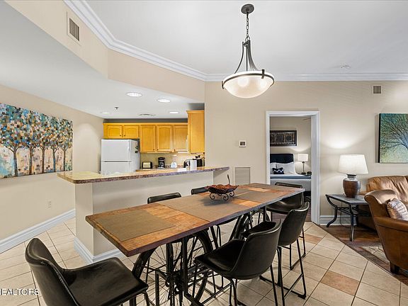 4th image of 215 Woliss Ln #301