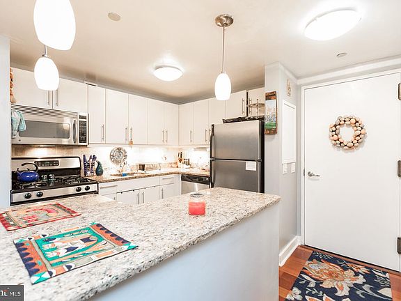 5th image of 219-29 S 18th St #922