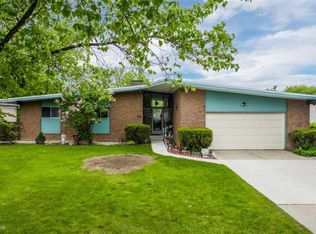 678 Cumberland Dr, Mount Clemens, MI 48043