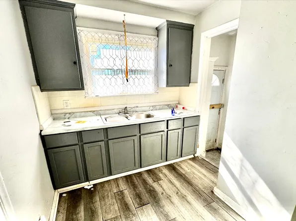 8855 Vaughan St, Detroit, MI 48228