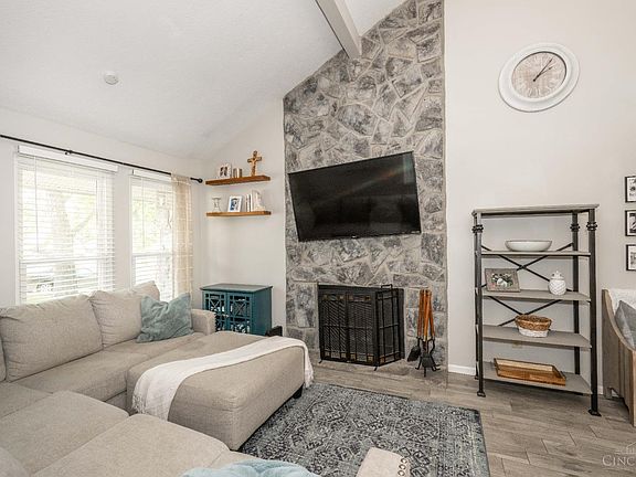 2nd image of 50 Orchard Knoll Dr