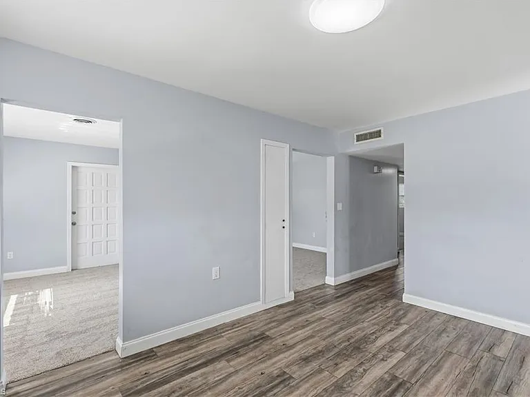 4220 Deleon St — Photo 10