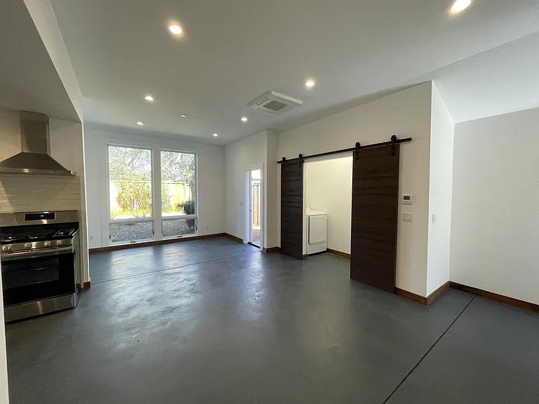 725 Center St — Photo 6