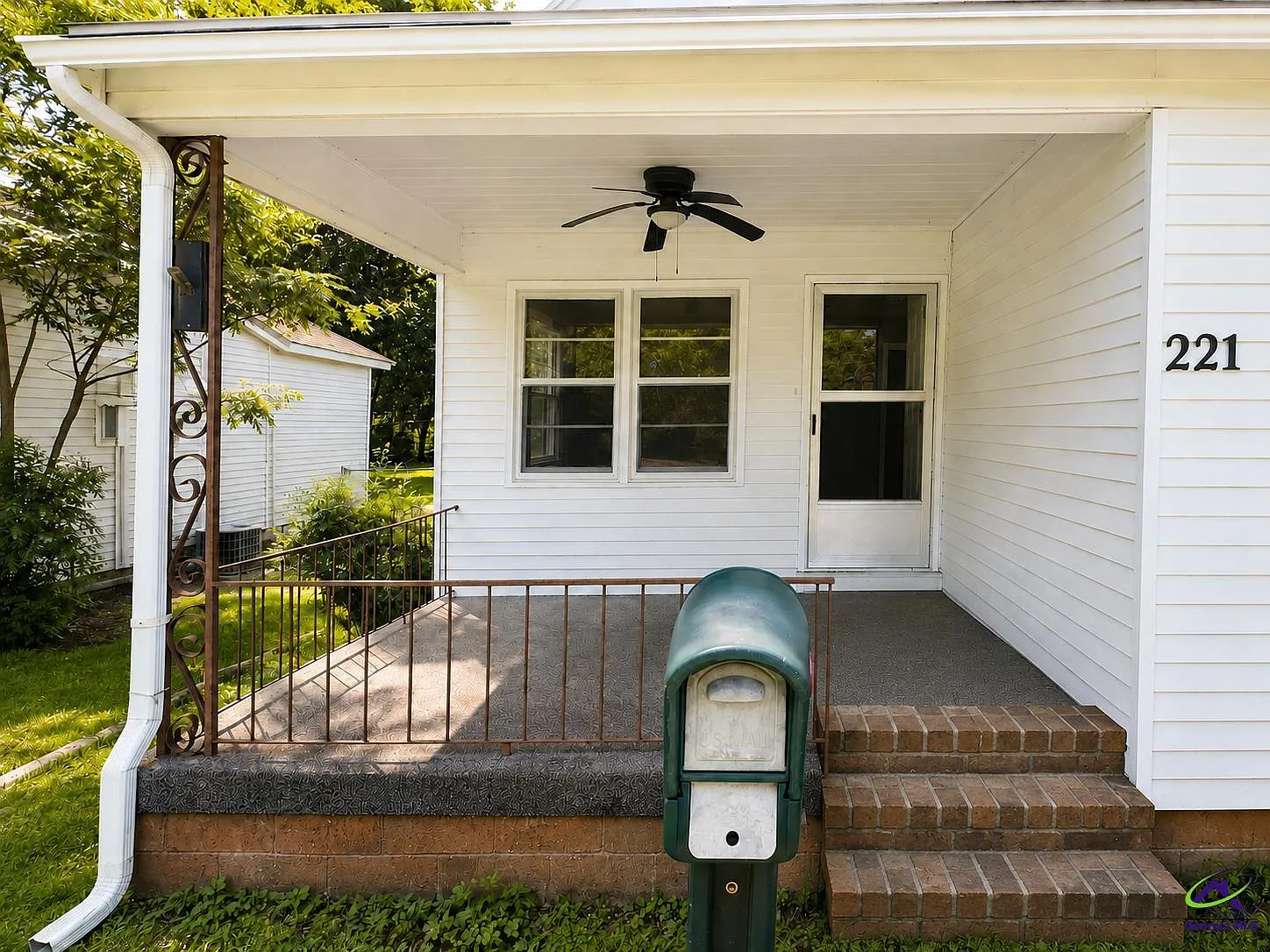 3 bed, 1.0 bath, 1044 sqft, $1,250 — Photo 3