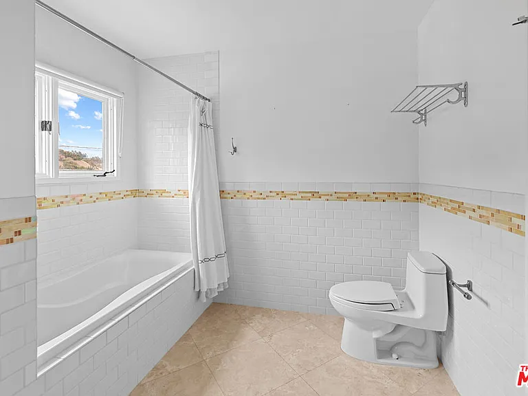 1759 N Beverly Dr — Photo 18