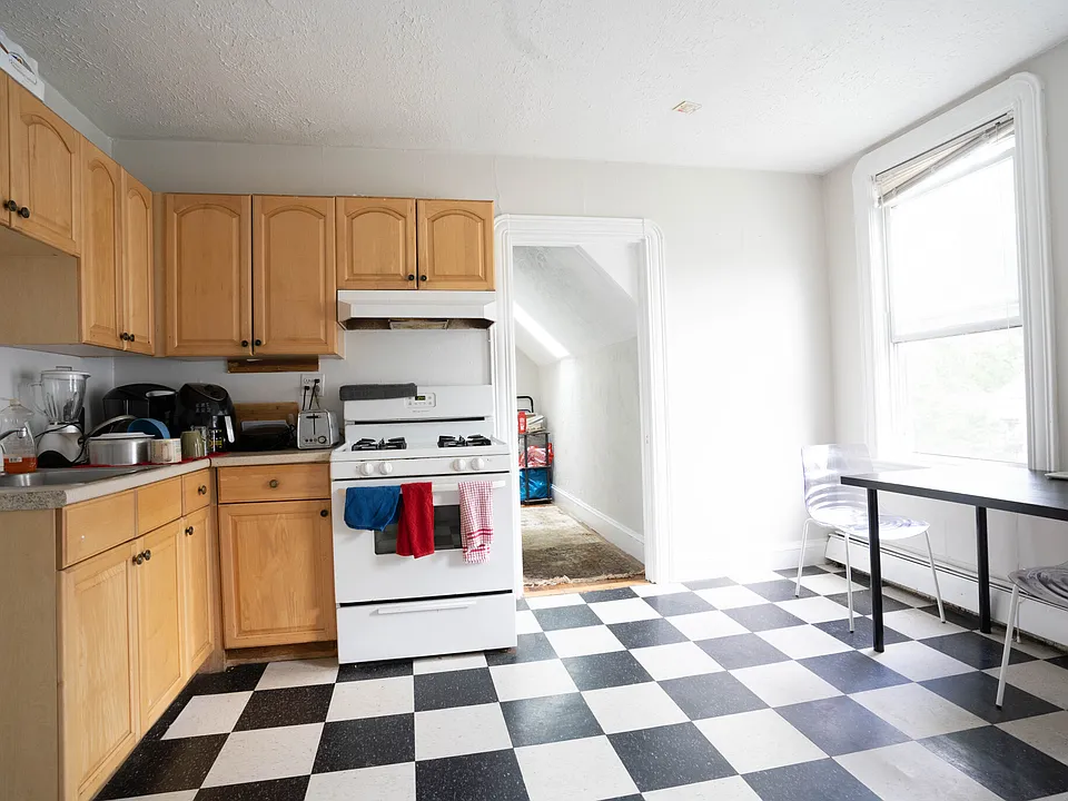 32 Gordon St #3R