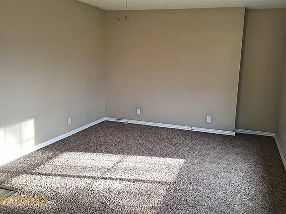 3rd image of 300 Bluebonnet Dr
