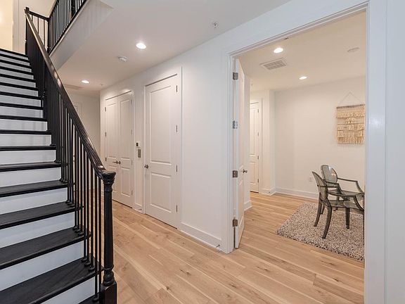 5th image of 433 W 7th St #20