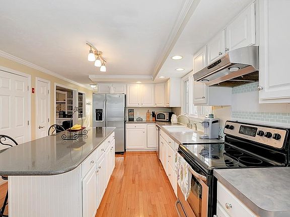 5th image of 20 Farnham Dr