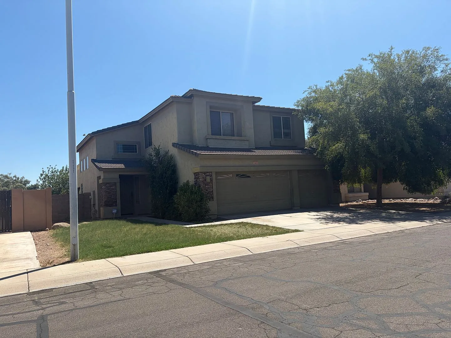 4 Bedroom Chandler Rental Vaulted Ceilings, Primary Deck, 3-Car Garage — Photo 1