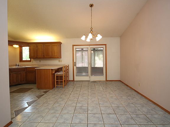 5th image of 10 Harlow Dr