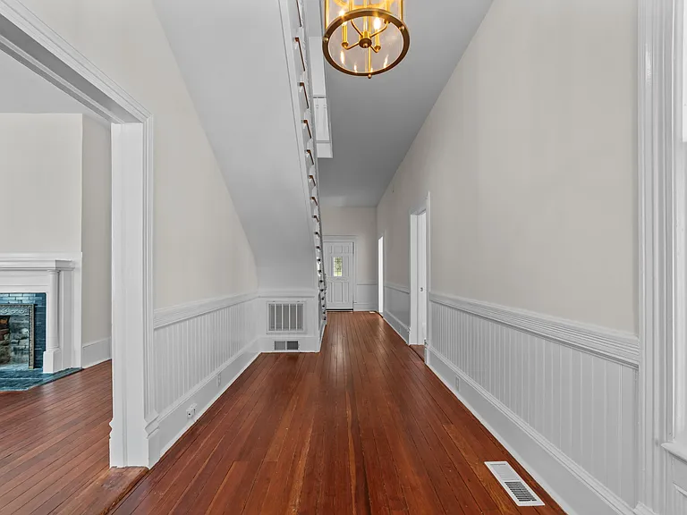 325 N Market St — Photo 6
