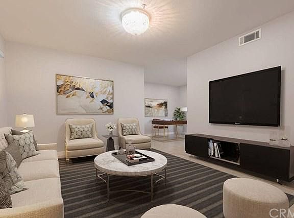 4th image of 400 E Broadway Unit L