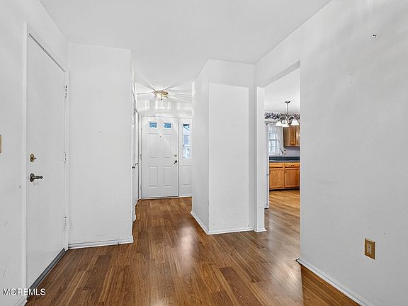 3rd image of 85 Woodshill Drive N