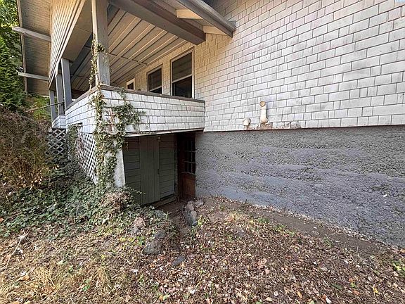 3rd image of 960 NE Maple St
