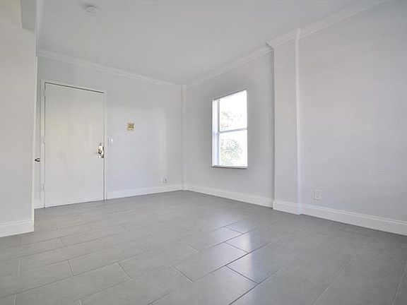 5th image of 437 NE 29th St APT 305