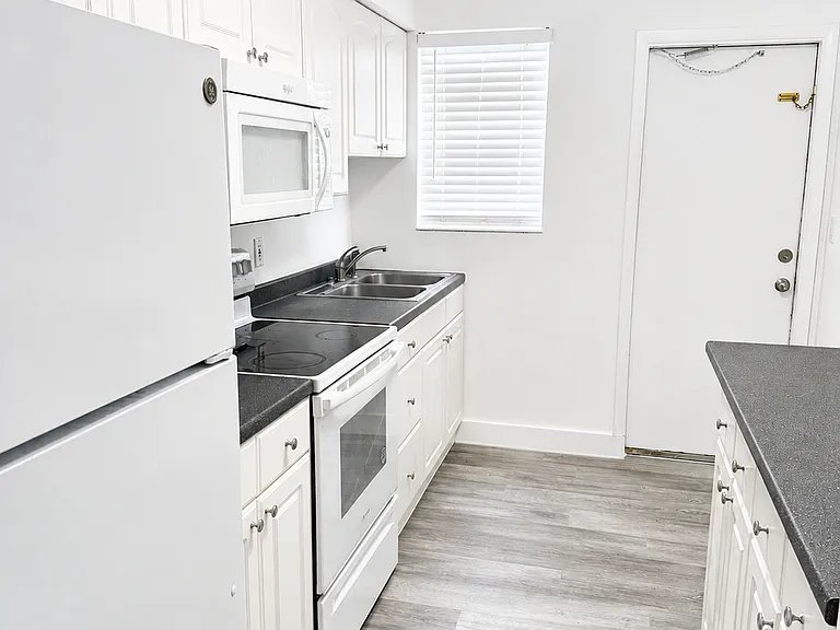 2837 NE 30th St #3 — Photo 4