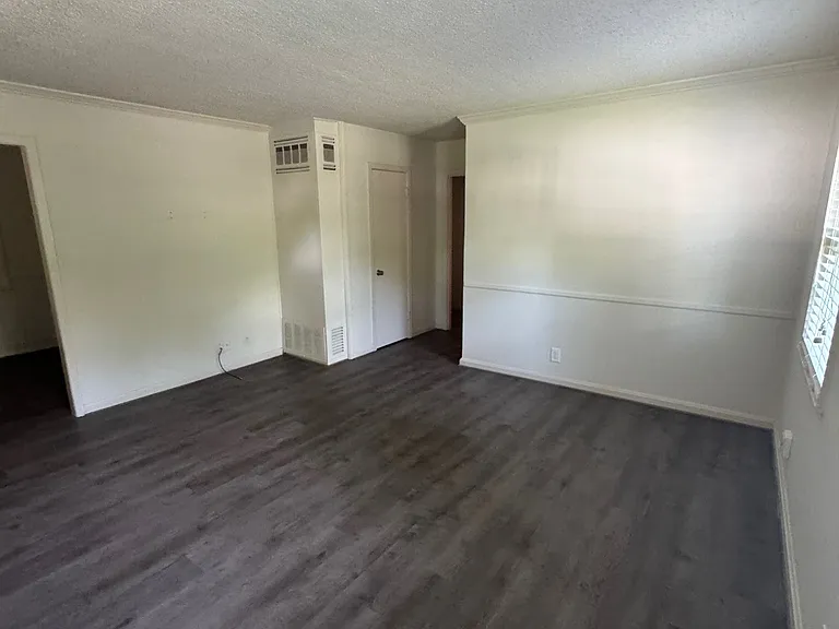 1216 Gladstone Ave — Photo 4