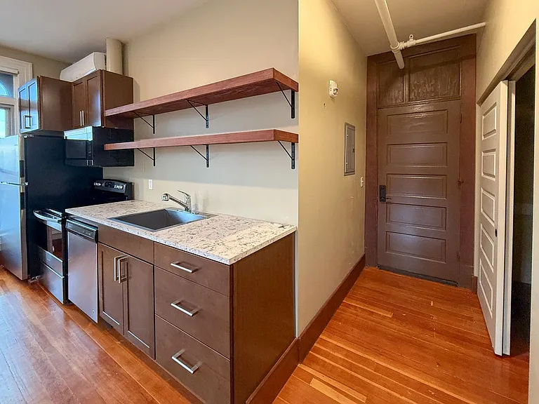 17 SW Frazer Ave — Photo 5