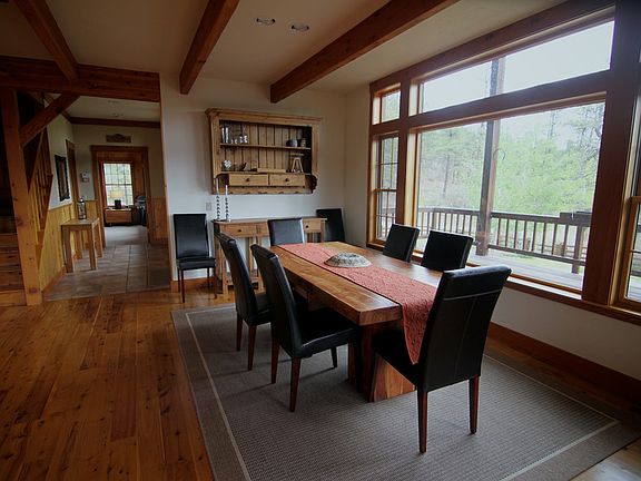 Dining
with Mountain Views