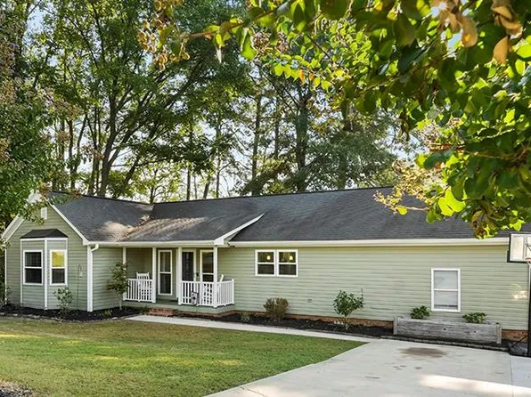 105 Longleaf Ct, Greenwood, SC 29649