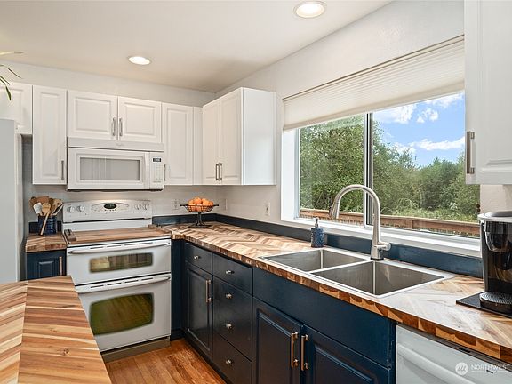 5th image of 7023 76th Drive NE