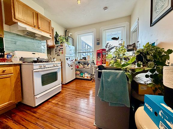 4th image of 1056 Cambridge St #8R