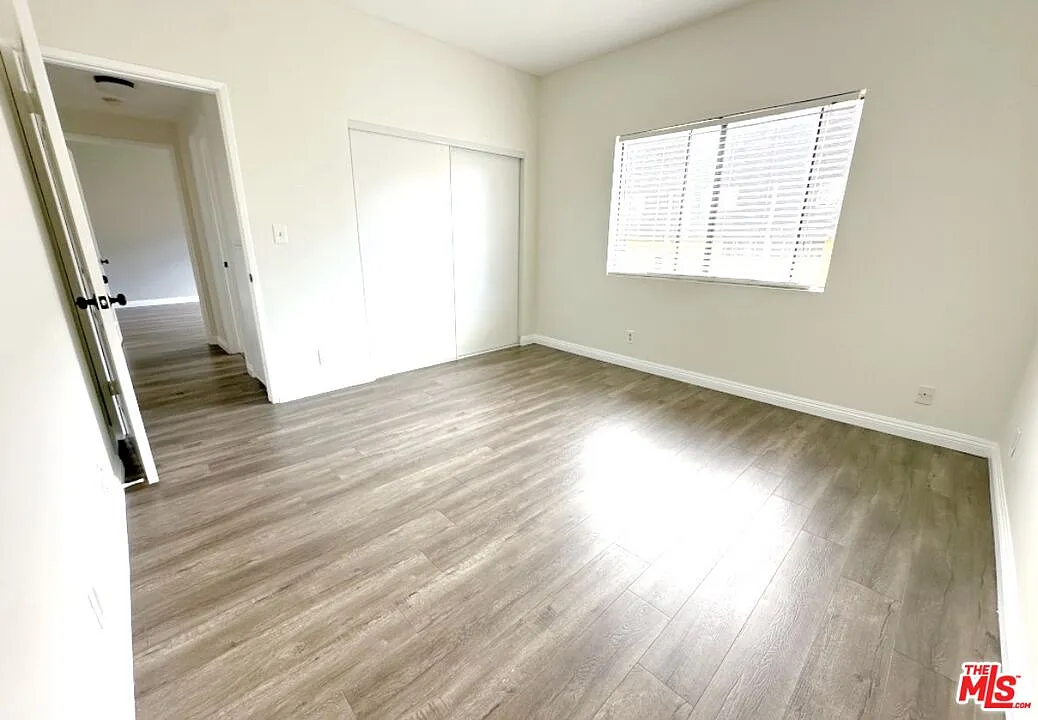 Building Photo - 424 S Westmoreland Ave #205