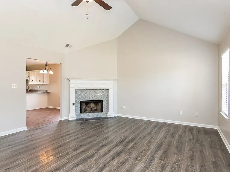 1886 Towson Ln — Photo 2