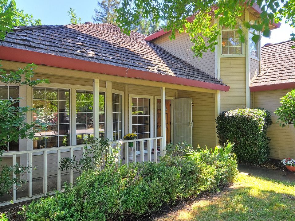 Inviting porch area in front!