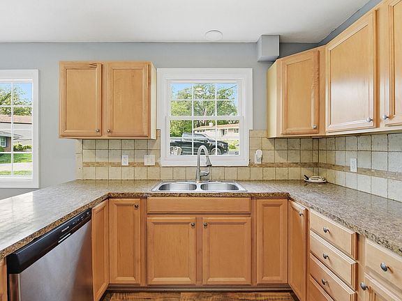 5th image of 16 Shady Ln