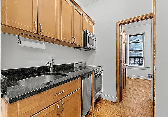 4th image of 250 Broome St APT 2