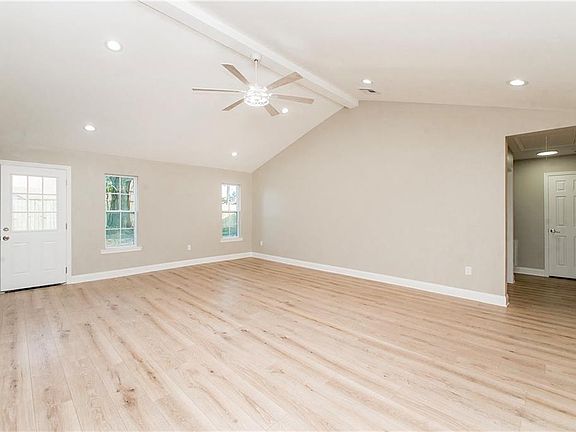 4th image of 1604 Williamsburg Dr